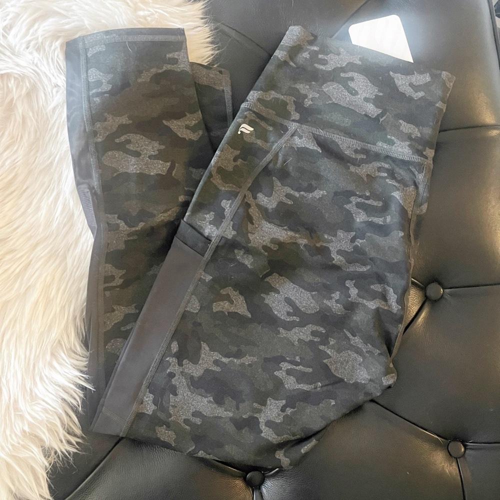 NWT Women’s Fabletics Camo leggings, XL